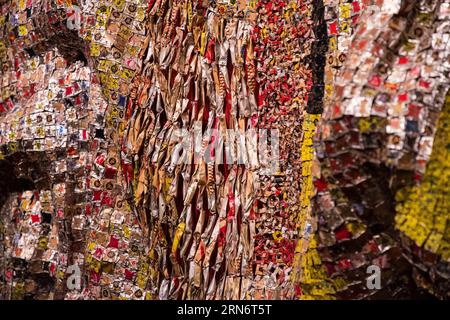 WASHINGTON DC, États-Unis — Untitled (2009) de El Anatsui. L'œuvre est faite de dessus de bouteilles en métal recyclés et pliés collectés près de la maison de l'artiste. Banque D'Images