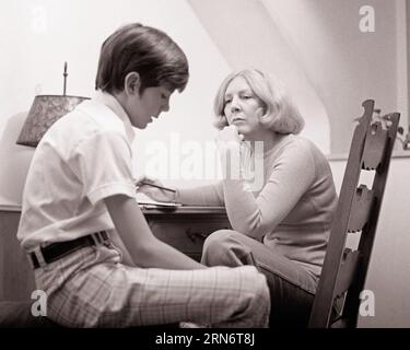 1970S MÈRE ET FILS AYANT UNE CONVERSATION DE COEUR À COEUR - J13687 HAR001 HARS DEMI-LONGUEUR DAMES PERSONNES S'OCCUPANT DES HOMMES NERVEUX THÉRAPIE POUR ADOLESCENTS GARÇONS D'ÂGE MOYEN B&W TRISTESSE OBJECTIFS ANXIÉTÉ FEMME D'ÂGE MOYEN DÉCOUVERTE ET DÉSESPOIR AUTORITÉ OCCUPATIONS DE SANTÉ MENTALE SESSION DE CONNEXION CONCEPTUELLE TEENAGED TENSION COOPÉRATION JUVÉNILES MAMANS PRÉ-ADOLESCENT GARÇON SOLUTIONS THÉRAPEUTE ENSEMBLE NOIR ET BLANC ETHNICITÉ CAUCASIENNE HAR001 MALADIE MENTALE DÉMODÉE Banque D'Images