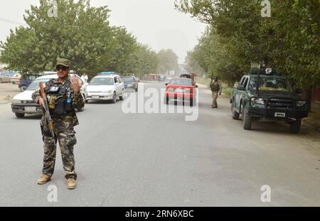 (150809) -- KUNDUZ, 9 août 2015 -- Un soldat monte la garde à un poste de contrôle dans la province de Kunduz, dans le nord de l'Afghanistan, 9 août 2015. Environ 22 personnes ont été tuées dans un attentat suicide à la voiture piégée à Kunduz tard samedi. ) AFGHANISTAN-KUNDUZ-UNREST Ajmal PUBLICATIONxNOTxINxCHN 150809 Kunduz août 9 2015 un soldat monte la garde À un poste de contrôle dans la province de Kunduz Nord de l'Afghanistan août 9 2015 environ 22 célébrités ont été TUÉES dans un attentat suicide à la voiture à Kunduz samedi soir Afghanistan Kunduz unrest Ajmal PUBLICATIONxNOTxINxCHN Banque D'Images