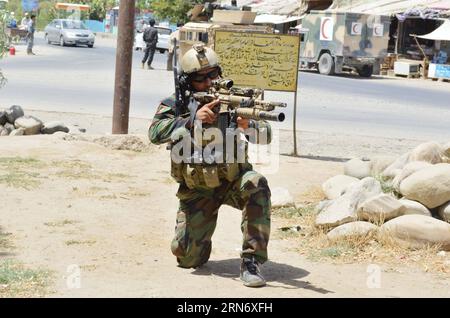 (150809) -- KUNDUZ, 9 août 2015 -- un soldat de l'armée afghane tire son arme au cours d'une patrouille dans la province de Kunduz, dans le nord de l'Afghanistan, le 9 août 2015. Quelque 36 militants ont été tués dans les opérations de l'armée afghane au cours des dernières 24 heures, a déclaré dimanche le ministère de la Défense du pays. )(azp) AFGHANISTAN-KUNDUZ-ARMY-PATROL Ajmal PUBLICATIONxNOTxINxCHN Banque D'Images