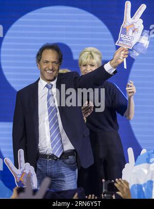 (150810) -- BUENOS AIRES, 10 août 2015 -- le candidat à la présidence Argentine du parti au pouvoir Frente para la Victoria (Front pour la victoire), Daniel Scioli (à gauche) et son épouse Karina Rabolini (à droite) font signe aux partisans, au bunker de la campagne, à Buenos Aires, Argentine, début août 10, 2015. Scioli a reçu le plus grand nombre de voix aux élections primaires nationales à Buenos Aires dimanche, avant les élections législatives qui se tiendront le 25 octobre. Les Argentins ont voté dimanche aux primaires présidentielles considérées comme un indicateur précoce de qui est le mieux placé pour succéder à la présidente Cristina Kirchner. ARGENT Banque D'Images