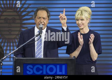 (150810) -- BUENOS AIRES, 10 août 2015 -- le candidat à la présidence Argentine du parti au pouvoir Frente para la Victoria (Front pour la victoire), Daniel Scioli (à gauche), parle avec son épouse Karina Rabolini (à droite), au bunker de campagne, à Buenos Aires, Argentine, début 10 août 2015. Scioli a reçu le plus grand nombre de voix aux élections primaires nationales à Buenos Aires dimanche, avant les élections législatives qui se tiendront le 25 octobre. Les Argentins ont voté dimanche aux primaires présidentielles considérées comme un indicateur précoce de qui est le mieux placé pour succéder à la présidente Cristina Kirchner. ARGENTINE- Banque D'Images