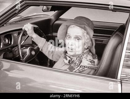 FEMME SENIOR DES ANNÉES 1970 ASSISE DANS LE SIÈGE DU CONDUCTEUR DE LA VOITURE REGARDANT PAR LA FENÊTRE À LA CAMÉRA - M9622 HAR001 COMMUNICATION HARS SÉCURITÉ DU VÉHICULE MODE DE VIE LES FEMMES ÂGÉES COPIENT L'ESPACE DAMES PERSONNES INSPIRATION AUTOMOBILE CARACTÈRE CONDUCTEURS CONFIANCE TRANSPORT ADULTE SENIOR B & W LARGE CONTACT VISUEL FEMME SENIOR YEUX INSECTES VIEILLESSE OLDSTERS TÊTE ET ÉPAULES GRAND ANGLE OLDSTER AVENTURES STYLES AUTOS FIERTÉ AÎNÉS AUTOMOBILES VÉHICULES ÉLÉGANTS CONDUCTEUR AUX YEUX LARGES LA FEMME ÂGÉE FASHION SURPREND L'ETHNICITÉ CAUCASIENNE NOIRE ET BLANCHE HAR001 OLD FASHIONED Banque D'Images