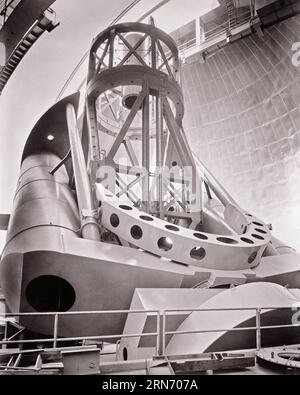 1960s HALE TELESCOPE IN PALOMAR OBSERVATORY NEAR SUMMIT HIGH POINT OF THE PALOMAR MOUNTAIN RANGE SAN DIEGO COUNTY CALIFORNIA USA - p6663 HAR001 HARS FACILITY IMAGING PALOMAR PRECISION TELESCOPES ART DECO BLACK AND WHITE ENGINEERING HAR001 OLD FASHIONED Stock Photo