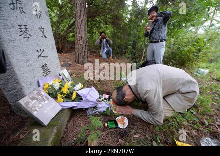 MUDANJIANG, le 10 août 2015 -- Yohachi Nakajima, un orphelin de guerre laissé en Chine après la Seconde Guerre mondiale, âgé de 73 ans, pleure devant la tombe de ses parents adoptifs dans la ville de Mudanjiang, dans la province de Heilongjiang, au nord-est de la Chine, le 10 août 2015. Nakajima est allé dans la province du Heilongjiang du nord-est de la Chine en 1942 avec sa famille en tant que membres du groupe des colons japonais alors qu'il n'était qu'un bébé d'un an. Mais en 1945, lorsque le Japon militariste se rendit à la fin de la Seconde Guerre mondiale, il fut laissé en Chine uniquement. Une paysanne chinoise locale a adopté Nakajima, un enfant de l'ancien ennemi. Elle a traité TH Banque D'Images