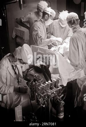 ANNÉES 1960 MÉDECINS ANONYMES INFIRMIÈRES CHIRURGIEN ANESTHÉSISTE DANS LA SALLE D'OPÉRATION GOWNED COIFFÉ MASQUÉ PENDANT LA CHIRURGIE À L'HÔPITAL - M864 HAR001 HARS COPIER ESPACE DEMI-LONGUEUR DAMES PERSONNES HOMMES CONFIANCE B&W OBJECTIFS CHIRURGIE SOINS DE SANTÉ PROFESSION OPÉRATEUR PRÉVENTION FOURNISSEURS À ANGLE ÉLEVÉ PRATICIENS GUÉRISON DIAGNOSTIC MÉDECINS INNOVATION SOINS DE SANTÉ PLAFONNÉS DÉFICIENCE OCCUPATIONS CHIRURGIEN GUÉRISSEUR OPÉRATION MÉDECIN PRATICIEN ANESTHÉSISTE COOPÉRATION ANONYME PROFESSIONNELS DE PRÉCISION MASQUÉE SOLUTIONS MALADIE D'ETHNIE CAUCASIENNE NOIRE ET BLANCHE HAR001 DÉSUÈTE Banque D'Images