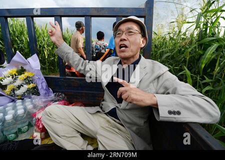 MUDANJIANG, le 10 août 2015 -- le Japonais Yohachi Nakajima, 73 ans, orphelin de guerre laissé en Chine après la Seconde Guerre mondiale, prend un camion pour trouver la tombe de ses parents adoptifs dans la ville de Mudanjiang, dans la province de Heilongjiang, au nord-est de la Chine, le 10 août 2015. Nakajima est allé dans la province du Heilongjiang du nord-est de la Chine en 1942 avec sa famille en tant que membres du groupe des colons japonais alors qu'il n'était qu'un bébé d'un an. Mais en 1945, lorsque le Japon militariste se rendit à la fin de la Seconde Guerre mondiale, il fut laissé en Chine uniquement. Une paysanne chinoise locale a adopté Nakajima, un enfant de l'ancien ennemi. Elle a soigné Banque D'Images