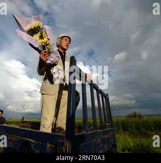 MUDANJIANG, le 10 août 2015 -- le Japonais Yohachi Nakajima (à droite), âgé de 73 ans, orphelin de guerre laissé en Chine après la Seconde Guerre mondiale, arrive sur le site de la tombe de ses parents adoptifs dans la ville de Mudanjiang, dans la province de Heilongjiang, au nord-est de la Chine, le 10 août 2015. Nakajima est allé dans la province du Heilongjiang du nord-est de la Chine en 1942 avec sa famille en tant que membres du groupe des colons japonais alors qu'il n'était qu'un bébé d'un an. Mais en 1945, lorsque le Japon militariste se rendit à la fin de la Seconde Guerre mondiale, il fut laissé en Chine uniquement. Une paysanne chinoise locale a adopté Nakajima, un enfant de l'ancien ennemi. Elle t Banque D'Images