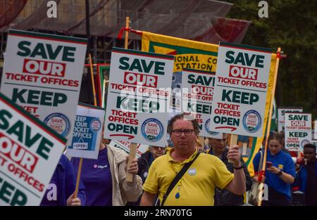 Londres, Royaume-Uni. 31 août 2023. Manifestants à Westminster. Les membres du RMT et les manifestants ont défilé du ministère des Transports à Downing Street, exigeant que le gouvernement arrête la fermeture des guichets dans les gares. Crédit : Vuk Valcic/Alamy Live News Banque D'Images