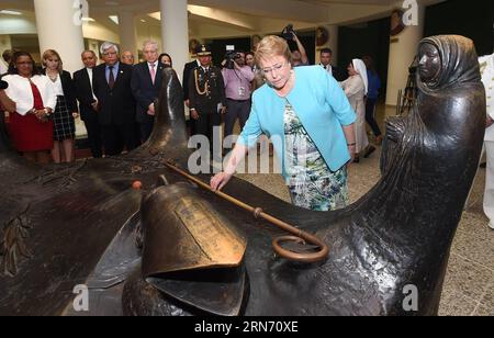 (150812) -- SAN SALVADOR, 12 août 2015 -- image fournie par la présidence chilienne montre la présidente chilienne Michelle Bachelet (Front) visitant la crypte de Monseigneur Oscar Arnulfo Romero à la cathédrale métropolitaine de San Salvador, capitale du Salvador, le 12 août 2015. La présidente chilienne Michelle Bachelet a entamé mardi une tournée d’État au Salvador et au Mexique. Présidence du Chili) (jg) EL SALVADOR-SAN SALVADOR-CHILE-POLITICS-BACHELET e CHILE SxPRESIDENCY PUBLICATIONxNOTxINxCHN Banque D'Images