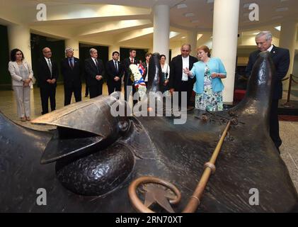 (150812) -- SAN SALVADOR, 12 août 2015 -- image fournie par la présidence chilienne montre la présidente chilienne Michelle Bachelet (2e R) visitant la crypte de Monseigneur Oscar Arnulfo Romero à la cathédrale métropolitaine de San Salvador, capitale du Salvador, le 12 août 2015. La présidente chilienne Michelle Bachelet a entamé mardi une tournée d’État au Salvador et au Mexique. Présidence du Chili) (jg) EL SALVADOR-SAN SALVADOR-CHILE-POLITICS-BACHELET e CHILE SxPRESIDENCY PUBLICATIONxNOTxINxCHN 150812 San Salvador août 12 2015 image fournie par le Chili la présidence S montre Michelle Bachelet 2e. Banque D'Images