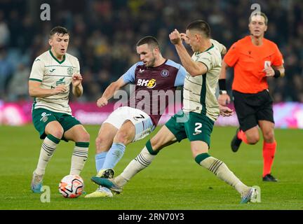 Birmingham, Royaume-Uni. 31 août 2023. John McGinn d'Aston Villa affronte Lewis Miller du Hibernian FC lors du match de l'UEFA Europa Conference League à Villa Park, Birmingham. Le crédit photo devrait se lire : Andrew Yates/Sportimage crédit : Sportimage Ltd/Alamy Live News Banque D'Images