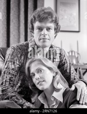 PORTRAIT DES ANNÉES 1970 DE COUPLE EXPRESSIONS FACIALES GRAVES HOMME ASSIS DANS CHAISE FEMME SUR LE SOL PORTANT LA MODE À LA MODE REGARDANT LA CAMÉRA - P8534 HAR001 HARS MARIS MAISON VIE COPIE ESPACE AMITIÉ DAMES PERSONNES ATTENTIONNÉES HOMMES ATTENTIONNÉS EXPRESSIONS TENDANCE B & W PARTENAIRE OEIL CONTACT RÊVES TÊTE ET ÉPAULES CONNEXION ÉLÉGANT ATTACHEMENT PERSONNEL SINCÈRE AFFECTION SOLENNELLE ÉMOTION CONCENTRÉE INTENSE MI-ADULTE MI-ADULTE HOMME MI-ADULTE FEMME MI-ADULTE TOGETHERNESS ÉPOUSES NOIR ET BLANC PRUDENT ETHNICITÉ CAUCASIENNE EARNEST HAR001 INTENTION DÉMODÉ Banque D'Images