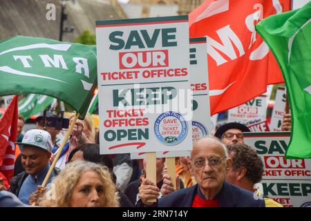 Londres, Royaume-Uni. 31 août 2023. Manifestants à Whitehall. Les membres du RMT et les manifestants ont défilé du ministère des Transports à Downing Street, exigeant que le gouvernement arrête la fermeture des guichets dans les gares. Crédit : Vuk Valcic/Alamy Live News Banque D'Images