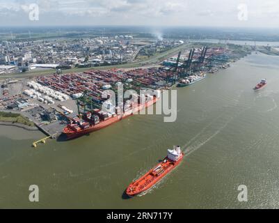 Antwerpen, 12 août 2023, Belgique. Opérations maritimes efficaces : vue aérienne des terminaux à conteneurs de pointe d'Anvers Banque D'Images