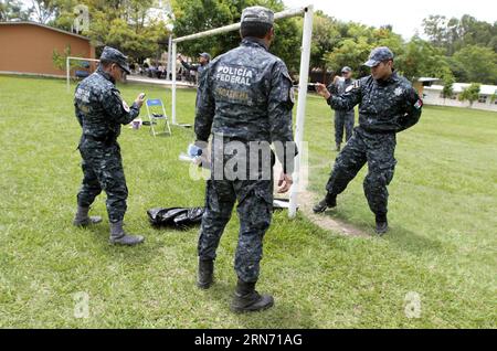 OAXACA, le 12 août 2015 -- des soldats de la Gendarmerie nationale participent aux travaux de rénovation de l'école primaire Vicente Guerrero dans la municipalité de Santa Maria del Tule, dans l'État d'Oaxaca, au Mexique, le 12 août 2015. Selon la presse locale, la police fédérale a commencé mercredi les travaux de rénovation des écoles primaires et secondaires de l’État d’Oaxaca. L’école Vicente Guerrero, célèbre pour son équipe de basketball, sera le premier centre scolaire à être rénové au début du programme. Javier Lira/NOTIMEX) (dzl) MEXICO-OAXACA-EDUCATION-RESTORATION e NOTIMEX PUB Banque D'Images