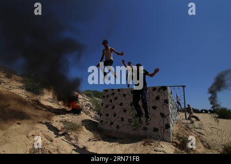 (150813) -- GAZA, 13 août 2015 -- des jeunes Palestiniens prennent part à un exercice militaire dans un camp d'été, organisé par le mouvement Jihad islamique, dans la ville de Khan Younis, dans le sud de la bande de Gaza, le 13 août 2015. Le Jihad islamique organise des dizaines de camps d'été militaires pour les jeunes Palestiniens dans la bande de Gaza, selon l'organisateur. Khaled Omar) (zjy) MIDEAST-GAZA-MILITARY-CAMP EmadxDrimly PUBLICATIONxNOTxINxCHN 150813 Gaza août 13 2015 des jeunes PALESTINIENS prennent part à un EXERCICE militaire DANS un camp d'été organisé par le mouvement Jihad islamique dans la ville de Khan Younis, dans le sud de la bande de Gaza Banque D'Images