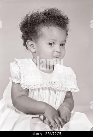 ANNÉES 1960 BÉBÉ FILLE AFRO-AMÉRICAINE INCERTAINE DOUTEUSE SUSPICIEUSE EXPRESSION FACIALE 3/4 PROFIL ROBE AVEC COL SUPERPOSÉ - N1979 HAR001 HARS CONTACT OCULAIRE AFRO-AMÉRICAINS AFRO-AMÉRICAINS NOIR ETHNICITÉ EXPRESS 3/4 ÉLÉGANT AGRÉABLE CROISSANCE DOUTEUSE JUVÉNILES ADORABLE AGRÉABLE ADORABLE BÉBÉ FILLE NOIR ET BLANC HAR001 OLD FASHIONED SUSPICIEUX INCERTAIN AFRO-AMÉRICAINS Banque D'Images