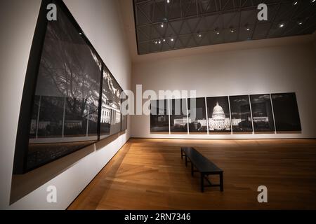 WASHINGTON DC, États-Unis — Un dessin grand format au fusain sur papier intitulé « The Whale (United States Capitol) » par l'artiste américain Robert Longo exposé dans l'aile est de la National Gallery of Art. Cette œuvre saisissante représente le Capitole des États-Unis dans les moindres détails, mettant en valeur les compétences de Longo dans la création d'images monochromes puissantes qui abordent des thèmes politiques. Banque D'Images