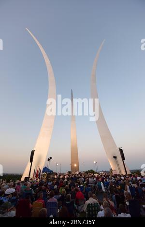 Les gens assistent à une cérémonie de dépôt de couronnes marquant le 70e anniversaire de la fin de la Seconde Guerre mondiale au mémorial de l'US Air Force à Arlington, en Virginie, aux États-Unis, le 14 août 2015. ) US-ARLINGTON-WORLD WAR II-70E ANNIVERSAIRE-COMMÉMORATION YinxBogu PUBLICATIONxNOTxINxCHN célébrités assistent à une cérémonie de dépôt de couronne marquant le 70e anniversaire de la fin du monde was II AU Mémorial de l'US Air Force à Arlington Virginie les États-Unis août 14 2015 U S Arlington World was II commémoration du 70e anniversaire YinxBogu PUBLICATIONxNOTxNXNOTXNO Banque D'Images