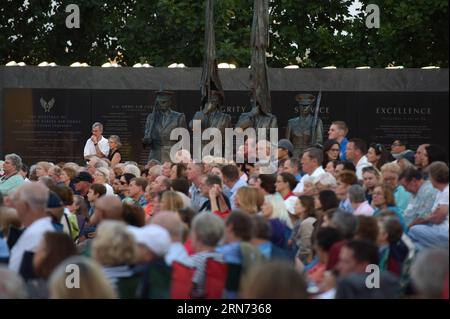 Les gens assistent à une cérémonie de dépôt de couronnes marquant le 70e anniversaire de la fin de la Seconde Guerre mondiale au mémorial de l'US Air Force à Arlington, en Virginie, aux États-Unis, le 14 août 2015. ) US-ARLINGTON-WORLD WAR II-70E ANNIVERSAIRE-COMMÉMORATION YinxBogu PUBLICATIONxNOTxINxCHN célébrités assistent à une cérémonie de dépôt de couronne marquant le 70e anniversaire de la fin du monde was II AU Mémorial de l'US Air Force à Arlington Virginie les États-Unis août 14 2015 U S Arlington World was II commémoration du 70e anniversaire YinxBogu PUBLICATIONxNOTxNXNOTXNO Banque D'Images