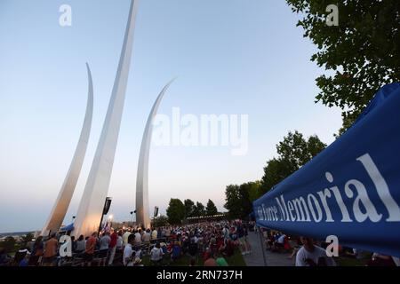 Les gens assistent à une cérémonie de dépôt de couronnes marquant le 70e anniversaire de la fin de la Seconde Guerre mondiale au mémorial de l'US Air Force à Arlington, en Virginie, aux États-Unis, le 14 août 2015. ) US-ARLINGTON-WORLD WAR II-70E ANNIVERSAIRE-COMMÉMORATION YinxBogu PUBLICATIONxNOTxINxCHN célébrités assistent à une cérémonie de dépôt de couronne marquant le 70e anniversaire de la fin du monde was II AU Mémorial de l'US Air Force à Arlington Virginie les États-Unis août 14 2015 U S Arlington World was II commémoration du 70e anniversaire YinxBogu PUBLICATIONxNOTxNXNOTXNO Banque D'Images
