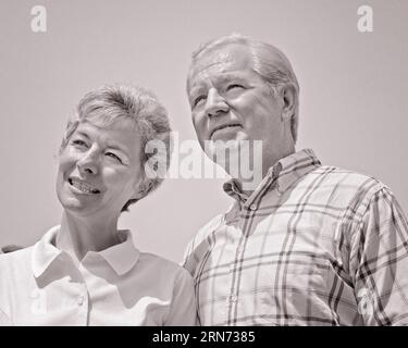 PORTRAIT DES ANNÉES 1960 DE SOURIRE COUPLE RETRAITÉ HOMME ET FEMME - P7576 HAR001 HARS COPIE ESPACE AMITIÉ DAMES PERSONNES HOMMES RETRAITE HOMME SENIOR ADULTE SENIOR B&W PARTENAIRE SENIOR FEMME RETRAITÉE BONHEUR VIEILLESSE OLDSTERS TÊTE ET ÉPAULES JOYEUX OLDSTER ET BAS ANGLE SOURIRES AÎNÉS SOUTIEN JOYEUX ENSEMBLE ÉPOUSES NOIR ET BLANC ETHNICITÉ CAUCASIENNE HAR001 OLD FASHIONED Banque D'Images