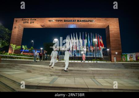 New Delhi, Inde. 31 août 2023. Les gens se promènent autour de Bharat Mandapam lieu du sommet du G20 à Pragati Maidan. Le sommet du G20 (Global Economic Cooperation Forum of 19 Individual Countries), qui doit se tenir à New Delhi les 9 et 10 septembre 2023, réunira plusieurs dirigeants mondiaux qui font partie du groupement. Cette année sera le 18e sommet du G20 et la première de l'Inde en termes de présidence. Crédit : SOPA Images Limited/Alamy Live News Banque D'Images