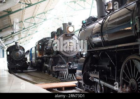 STRASBURG, Pennsylvanie, États-Unis — les visiteurs découvrent des locomotives et des wagons d'époque au Railroad Museum of Pennsylvania. Situé à Strasburg, le musée préserve la riche histoire des chemins de fer de Pennsylvanie, abritant l'une des collections les plus importantes d'objets ferroviaires historiques au monde. Banque D'Images