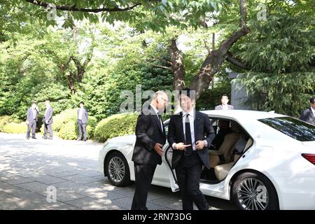 (150815) -- TOKYO, 15 août 2015 -- Shinjiro Koizumi (à droite), fils de l'ancien premier ministre Junichiro Koizumi, visite le sanctuaire Yasukuni à Tokyo, Japon, le 15 août 2015. Le Premier ministre japonais Shinzo Abe a envoyé samedi une offrande rituelle au sanctuaire Yasukuni de Tokyo, lié à la guerre, où deux femmes membres du cabinet se sont rendues à l occasion du 70e anniversaire de la reddition du Japon pendant la Seconde Guerre mondiale Environ 100 législateurs conservateurs, dont le chef de la politique du PLD, Tomomi Inada, ancien président de la Commission nationale de sécurité publique, Keiji Furuya et Shinjiro Koizumi, fils de l'ancien Premier ministre Junichiro Koizumi, Banque D'Images