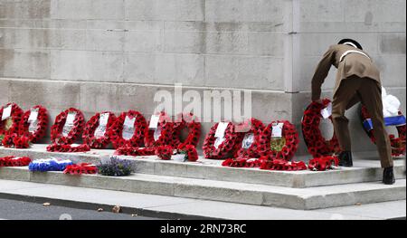 Un soldat ajuste une couronne après un service de commémoration pendant les commémorations du 70e anniversaire du jour VJ (victoire sur le Japon) à Londres, en Grande-Bretagne, le 15 août 2015. BRITAIN-LONDON-VJ DAY-PARADE HanxYan PUBLICATIONxNOTxINxCHN un soldat AJUSTE une couronne après un service de commémoration pendant le 70e anniversaire commémoration de la victoire du VJ Day sur le Japon à Londres Grande-Bretagne LE 15 2015 août Grande-Bretagne Londres VJ Day Parade HanxYan PUBLICATIONxNOTxINxCHN Banque D'Images