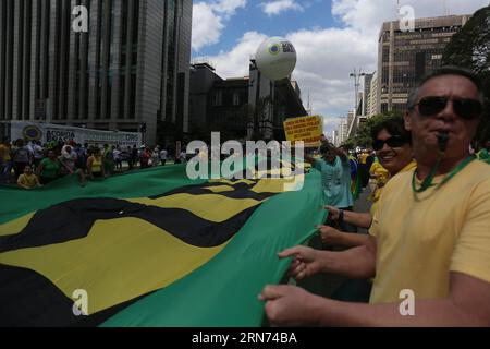 (150816) -- SAO PAULO, 16 août 2015 -- des manifestants ont participé à une manifestation contre le scandale de corruption à Petrobras et ont demandé la destitution de la présidente brésilienne Dilma Rousseff, à Sao Paulo, Brésil, le 16 août 2015. Selon la presse locale, les manifestations antigouvernementales ont eu lieu au moins dans 200 villes du pays. Rahel Patrasso) (jp) BRÉSIL-SAO PAULO-SOCIETY-PROTEST e RahelxPatrasso PUBLICATIONxNOTxINxCHN 150816 Sao Paulo août 16 2015 un manifestant prend part à une manifestation contre le scandale de corruption à Petrobras et demande la destitution de Brazil S. président Banque D'Images