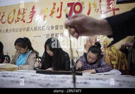 Les élèves de calligraphie écrivent des messages de paix lors d'une activité marquant le 70e anniversaire de la victoire de la guerre de résistance du peuple chinois contre l'agression japonaise ainsi que la fin de la Seconde Guerre mondiale, à Buenos Aires, Argentine, le 16 août 2015. Les immigrants chinois en Argentine ont célébré le 70e anniversaire de la victoire de la guerre de résistance du peuple chinois contre l agression japonaise ainsi que la fin de la Seconde Guerre mondiale Martin Zabala) (mz) (da) ARGENTINA-BUENOS AIRES-CHINA-SOCIETY-ANNIVERSARY e MARTINxZABALA PUBLICATIONxNOTxINxCHN les étudiants en calligraphie écrivent Peace Messa Banque D'Images