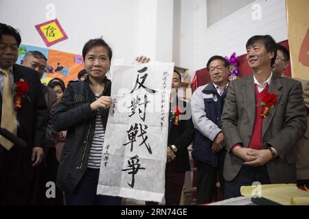 Un professeur de calligraphie montre les messages de paix écrits en calligraphie chinoise lors d'une activité pour marquer le 70e anniversaire de la victoire de la guerre de résistance du peuple chinois contre l'agression japonaise ainsi que la fin de la Seconde Guerre mondiale, à Buenos Aires, Argentine, le 16 août, 2015. Les immigrants chinois en Argentine ont célébré le 70e anniversaire de la victoire de la guerre de résistance du peuple chinois contre l agression japonaise ainsi que la fin de la Seconde Guerre mondiale Martin Zabala) (mz) (da) ARGENTINA-BUENOS AIRES-CHINA-SOCIETY-ANNIVERSARY e MARTINxZABALA PUBLICATIONxNOTxINxCHN a Banque D'Images