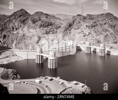 LE BARRAGE HOOVER DES ANNÉES 1970 UNE STRUCTURE EN BÉTON EN ARC-GRAVITÉ DU CÔTÉ DE L'ARIZONA MONTRANT DES TOURS DE CONDUITE FORCÉE VUE À L'EAU DU NEVADA DU LAC MEAD - I5733 HAR001 TOURS HARS Banque D'Images