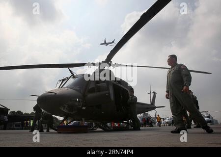 (150817) -- PASAY CITY, 17 août 2015 -- Un membre de la Philippine Air Force (PAF) jette un coup d'œil à un hélicoptère Bell-412EP nouvellement acquis lors d'une cérémonie de renouvellement à la base aérienne de Villamor à Pasay City, Philippines, le 17 août 2015. La FAP a acquis huit hélicoptères Bell-412EP du Canada et deux nouveaux hélicoptères AW-109E qui peuvent effectuer un appui aérien rapproché et une reconnaissance aérienne ainsi que des opérations de transport aérien dans différentes régions du pays. PHILIPPINES-PASAY CITY-PAF-NEW HELICOPTERS RouellexUmali PUBLICATIONxNOTxINxCHN 150817 Pasay City août 17 2015 membre de la Philippine Air F Banque D'Images