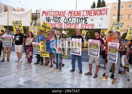 Athènes, Grèce. 31 août 2023. Les gauchistes tiennent des pancartes et des banderoles et crient des slogans contre le fascisme et Giorgia Meloni. Une manifestation a eu lieu devant le Parlement grec à l'occasion de la visite du Premier ministre italien Giorgia Meloni. (Image de crédit : © Nikolas Georgiou/ZUMA Press Wire) USAGE ÉDITORIAL SEULEMENT! Non destiné à UN USAGE commercial ! Banque D'Images