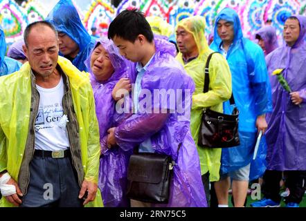 (150818) -- XI AN, 18 août 2015 -- des personnes assistent à une cérémonie de deuil organisée pour les victimes d'un glissement de terrain dans le comté de Shanyang, dans la province du Shaanxi au nord-ouest de la Chine, le 18 août 2015. Un glissement de terrain a touché les quartiers d’habitation d’une société minière locale et trois maisons rurales à Shanyang aux premières heures du 12 août. Douze personnes ont été confirmées mortes et les sauveteurs continuent de rechercher 52 personnes qui sont toujours portées disparues, ont déclaré lundi les autorités locales. (Wyo) CHINA-SHAANXI-SHANYANG-LANDSLIDE-DEUIL (CN ) WangxShihua PUBLICATIONxNOTxINxCHN 150818 Xi à août 18 2015 célébrités assistent à une cérémonie de deuil Banque D'Images