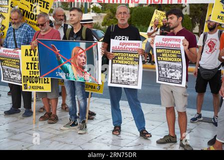 Athènes, Grèce. 31 août 2023. Les gauchistes tiennent des pancartes et des banderoles et crient des slogans contre le fascisme et Giorgia Meloni. Une manifestation a eu lieu devant le Parlement grec à l'occasion de la visite du Premier ministre italien Giorgia Meloni. (Image de crédit : © Nikolas Georgiou/ZUMA Press Wire) USAGE ÉDITORIAL SEULEMENT! Non destiné à UN USAGE commercial ! Banque D'Images