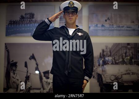 (150819) -- MEXICO, 18 août 2015 -- le cadet Cesar Luis Valerio Cazarin pose pour une photo après un entretien avec Xinhua, dans une installation navale de Mexico, capitale du Mexique, le 18 août 2015. Le Mexique enverra une délégation pour assister au défilé militaire qui aura lieu à Beijing, capitale de la Chine, le 3 septembre, pour marquer le 70e anniversaire de la victoire de la guerre de résistance du peuple chinois contre les agressions japonaises et la guerre mondiale antifasciste. MEXIQUE-CHINE S PARADE MILITAIRE-PARTICIPATION PedroxMera PUBLICATIONxNOTxINxCHN 150819 Mexico août 18 2015 Cadet Cesar Luis Valerio Banque D'Images