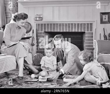 FAMILLE DES ANNÉES 1950 DE QUATRE EN FACE DE LA SALLE DE SÉJOUR CHEMINÉE MÈRE SUR LE CANAPÉ PÈRE ET 2 ENFANTS SUR LE SOL METTANT ENSEMBLE MAISON MODÈLE - J3912 HAR001 HARS MOM VÊTEMENTS INTÉRIEUR PLANCHER NOSTALGIQUE ACTIF 4 SUBURBAINS MÈRES VIEUX TEMPS OCCUPÉ NOSTALGIE FRÈRE VIEILLE MODE SOEUR 1 METTANT LE STYLE DE CANAPÉ JUVÉNILE COMMUNICATION TRAVAIL D'ÉQUIPE PUZZLE FILS FAMILLES STYLE DE VIE FEMMES MARIÉS FRÈRES ÉPOUX ÉPOUX MARIS ACCUEIL VIE COPIE ESPACE AMITIÉ DEMI-LONGUEUR DAMES FILLES PERSONNES MÂLES FRÈRES SŒURS PÈRES B&W PARTENAIRE COSTUME ET CRAVATE ACTIVITÉ HAUTE DÉCOUVREZ LES LOISIRS ET L'EXCITATION DE DADS, LA CONNEXION ENTRE FRÈRES ET SŒURS ÉLÉGANTE Banque D'Images