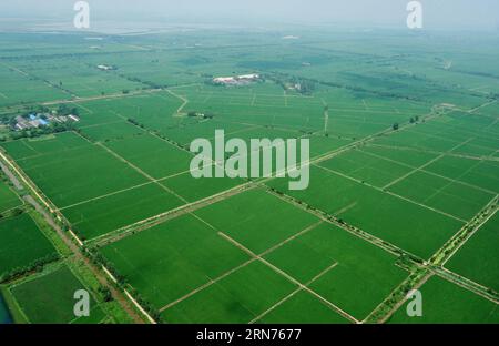 POYANG, 19 août 2015 -- la photo prise le 19 août 2015 montre une vue aérienne d'une zone près du lac Poyang, le plus grand lac d'eau douce de Chine, dans le comté de Poyang, dans la province de Jiangxi de l'est de la Chine.) (wf) CHINA-JIANGXI-POYANG LAKE (CN) ZhuoxZhongwei PUBLICATIONxNOTxINxCHN Poyang août 19 2015 photo prise LE 19 2015 août montre à la zone près du lac Poyang Chine S plus grand lac d'eau douce dans le comté de Poyang est Chine S Jiangxi province WF Chine Jiangxi Poyang Lac CN ZhuoxZhongwei PUBLICATIONxNOTN Banque D'Images