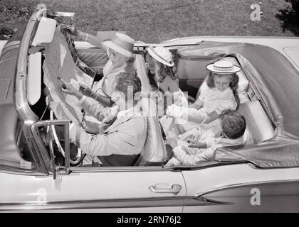 1960S FAMILLE DE 5 EN 1960 FORD FAIRLANE VOITURE CONVERTIBLE TROIS ENFANTS DANS LE SIÈGE ARRIÈRE MAMAN ET DAD DANS LE DEVANT REGARDER UNE CARTE - M2523 HAR001 HARS DAD VOYAGE MAMAN CHAPEAUX VÊTEMENTS NOSTALGIQUE PAIRE SUBURBAINES CONVERTIBLES VIEUX TEMPS NOSTALGIE FRÈRE VIEILLE MODE AUTO SOEUR 1 JEUNESSE STYLE COMMUNICATION VÉHICULE INFORMATION FORD FILS FAMILLES JOIE STYLE DE VIE FEMMES 5 FRÈRES MAISON VIE COPIE ESPACE AMITIÉ DEMI-LONGUEUR DAMES FILLES PERSONNES AUTOMOBILE HOMMES FRÈRES SŒURS TRANSPORT PÈRES B&W TEMPS HORS BONHEUR VOYAGE D'AVENTURE À GRAND ANGLE ET ESCAPADE EN VOITURE DADS EXCITATION VOYAGE EN VOITURE FRÈRE Banque D'Images