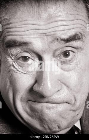 PORTRAIT EN GROS PLAN DES ANNÉES 1970 D'UN HOMME ÂGÉ FAISANT UN VISAGE DRÔLE AVEC LES YEUX D'INSECTE GRANDS OUVERTS ET LE SOURIRE GRIS DÉSÉQUILIBRÉ - P7927 HAR001 HARS HOMMES HOMME SENIOR EXPRESSIONS B&W GRAND OEIL CONTACT FEMME SENIOR BIZARRE BUG-EYED BONHEUR HUMORISTIQUE VIEILLESSE BIZARRE OLDSTERS TÊTE ET ÉPAULES GAI OLDSTER ET GROTESQUE EXCITATION GLAMOUR COMIQUE SOURIRES NON CONVENTIONNELS AÎNÉS GROS PLAN COMÉDIE JOYEUSE IDIOSYNCRASIQUE IDIOSYNCRASIQUE AUX YEUX LARGES AMUSANTS EXCENTRIQUE GRIN DÉSÉQUILIBRÉ NOIR ET BLANC ETHNICITÉ CAUCASIENNE ERRATIQUE HAR001 VIEUX JEU SCANDALEUX PERPLEXE Banque D'Images