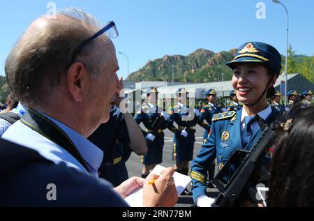 (150822) -- BEIJING, le 22 août 2015 -- Un soldat est interviewé à la base d'entraînement du défilé à Beijing, le 22 août 2015. Plus de 90 journalistes de plus de 50 médias du pays et de l'étranger ont visité la base d'entraînement du défilé de Beijing où des soldats et des officiers militaires chinois participent à la formation pour le défilé militaire du 3 septembre en commémoration du 70e anniversaire de la fin de la Seconde Guerre mondiale. (wf) CHINA-BEIJING-V-DAY PARADE-PREPARATION (CN) YinxGang PUBLICATIONxNOTxINxCHN 150822 Beijing août 22 2015 un soldat EST interviewé À la base de formation Parade à Beijing août 22 2015 plus de 90 journalistes de O Banque D'Images