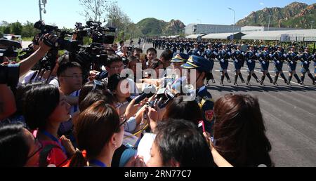 (150822) -- BEIJING, le 22 août 2015 -- des soldats sont interviewés à la base d'entraînement du défilé à Beijing, le 22 août 2015. Plus de 90 journalistes de plus de 50 médias du pays et de l'étranger ont visité la base d'entraînement du défilé de Beijing où des soldats et des officiers militaires chinois participent à la formation pour le défilé militaire du 3 septembre en commémoration du 70e anniversaire de la fin de la Seconde Guerre mondiale. (wf) CHINA-BEIJING-V-DAY PARADE-PREPARATION (CN) YinxGang PUBLICATIONxNOTxINxCHN 150822 Beijing août 22 2015 des soldats sont interviewés À la base de formation Parade à Beijing août 22 2015 plus de 90 journalistes de O Banque D'Images