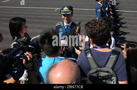 (150822) -- BEIJING, le 22 août 2015 -- Un soldat est interviewé à la base d'entraînement du défilé à Beijing, le 22 août 2015. Plus de 90 journalistes de plus de 50 médias du pays et de l'étranger ont visité la base d'entraînement du défilé de Beijing où des soldats et des officiers militaires chinois participent à la formation pour le défilé militaire du 3 septembre en commémoration du 70e anniversaire de la fin de la Seconde Guerre mondiale. (wf) CHINA-BEIJING-V-DAY PARADE-PREPARATION (CN) YinxGang PUBLICATIONxNOTxINxCHN 150822 Beijing août 22 2015 un soldat EST interviewé À la base de formation Parade à Beijing août 22 2015 plus de 90 journalistes de O Banque D'Images