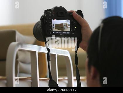 (150822) -- BEIJING, 22 août 2015 -- Un journaliste prend des photos dans une caserne de la base d'entraînement du défilé à Beijing, le 22 août 2015. Plus de 90 journalistes de plus de 50 médias du pays et de l'étranger ont visité la base d'entraînement du défilé de Beijing où des soldats et des officiers militaires chinois participent à la formation pour le défilé militaire du 3 septembre en commémoration du 70e anniversaire de la fin de la Seconde Guerre mondiale. (wf) CHINA-BEIJING-V-DAY PARADE-PREPARATION (CN) YinxGang PUBLICATIONxNOTxINxCHN 150822 Beijing août 22 2015 un reporter prend des photos À une caserne dans la base d'entraînement Parade à Beijing août 22 2015 plus Banque D'Images