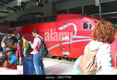 Les passagers attendent sur le quai alors qu’un train Thalys arrive à la gare Zuid-midi à Bruxelles, le 23 août 2015. La Belgique a décidé d'intensifier les patrouilles dans les trains et les gares, un jour après qu'une attaque d'un homme armé de Kalachnikov sur un train à grande vitesse entre Amsterdam et Paris ait été déjouée, ont déclaré samedi des sources officielles. Une fusillade a eu lieu vendredi dans un train Thalys entre Paris et Amsterdam, blessant trois personnes. Le suspect est monté à bord de la gare de Bruxelles midi, selon les services de renseignement français. (Xinhua photo / ) BELGIUM-TRAIN SHOOTING-STATION-SÉCURITÉ GongxBing PUBLICATIONxNOTxINxCHN Banque D'Images