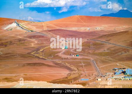 Vue aérienne d'une longue bande transporteuse à la mine de cuivre dans l'altiplano du désert d'Atacama au nord du Chili. Banque D'Images